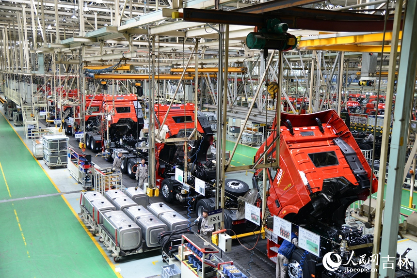 一汽解放卡車廠總裝車間，工人在緊張忙碌著。人民網記者 李洋攝