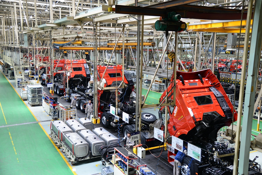 一汽解放卡車廠總裝車間，工人在緊張忙碌著。人民網記者 李洋攝