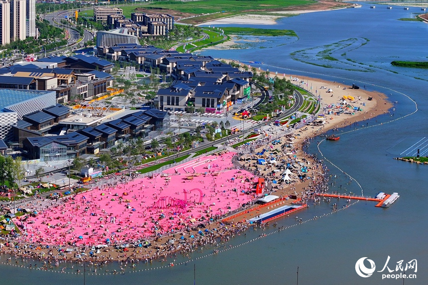 入夏以來，長春市文旅新業態持續涌現，圖為游客在長春肆季南河岸線公園暢享歡樂時光。人民網記者 李洋攝