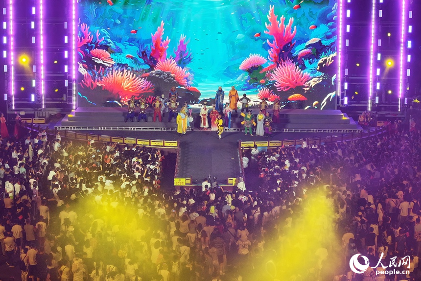 清爽夏夜，游客在長春“西游主題樂園”觀看表演。人民網記者 李洋攝