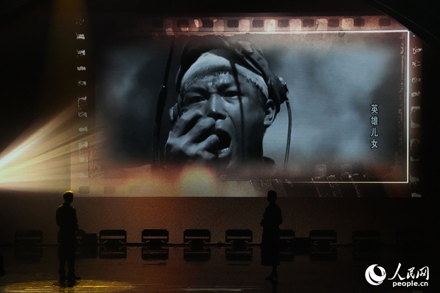 （4）開幕式上重現長春電影制片廠經典影片片段。人民網記者 李洋攝