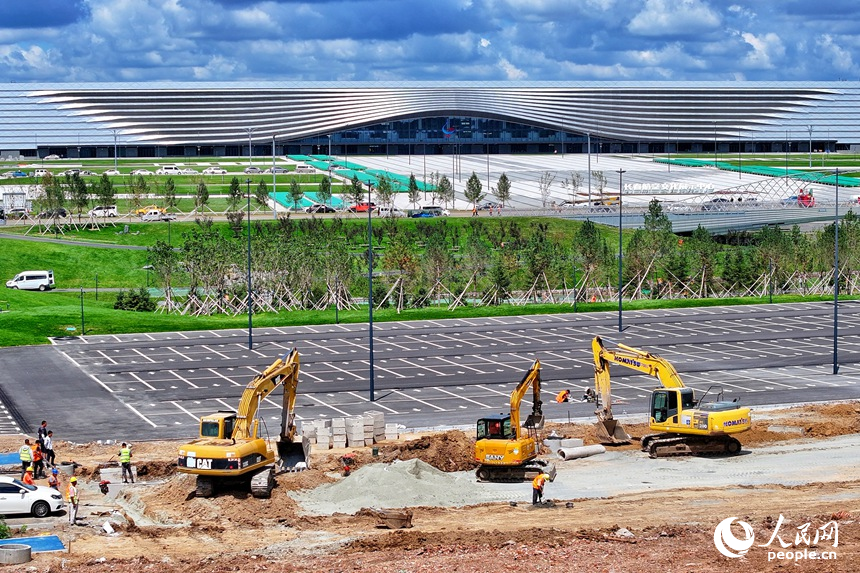 在長春國際航空博覽城項目建設現場，工人們正爭分奪秒進行項目建設的收尾工作。人民網記者 李洋攝