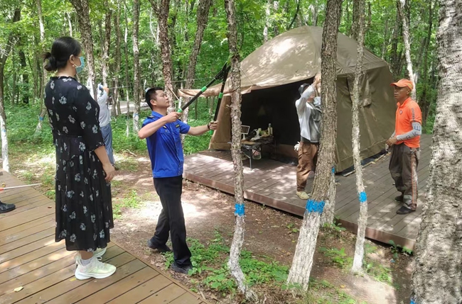 清理露營地空帳篷