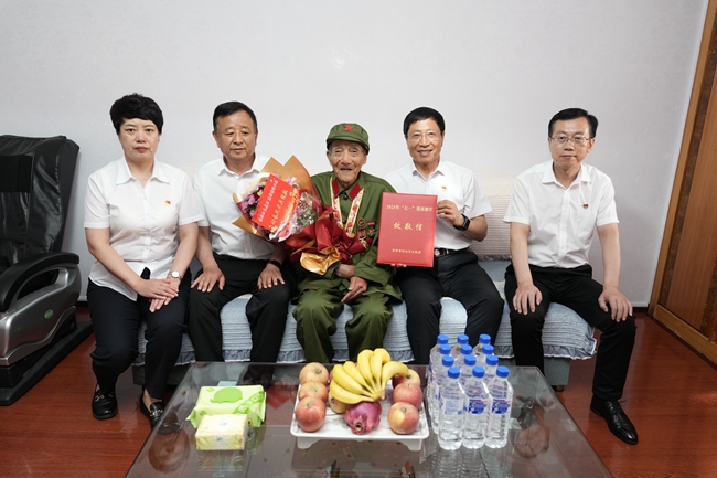 寧鳳蓮帶領白山方大集團黨員看望抗美援朝老兵周建民