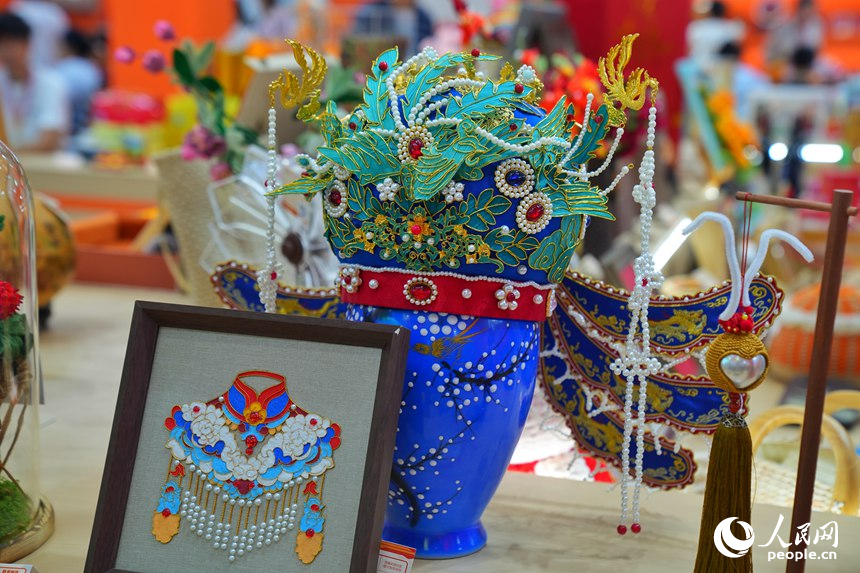 “吉林巧姐”成果展展示著吉林省婦女手工特色產業發展的成果。人民網記者 李洋攝