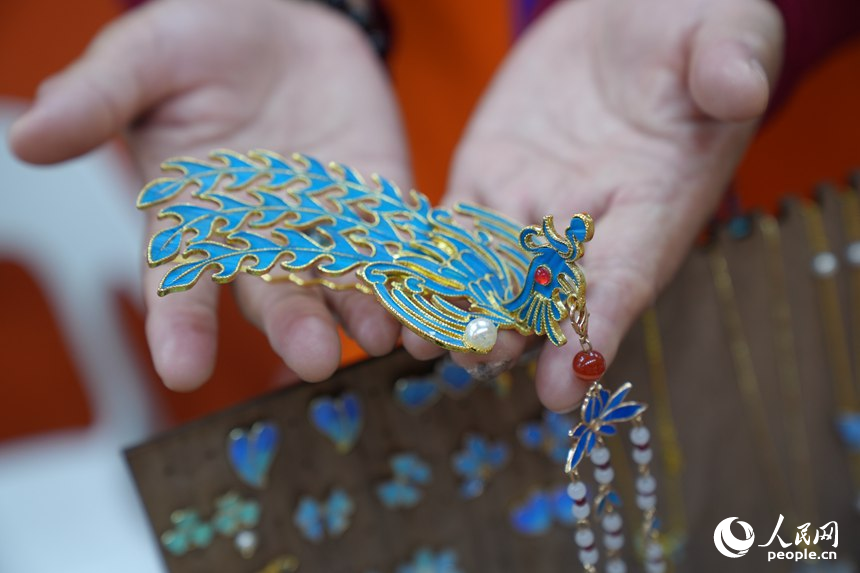 “吉林巧姐”創作的手工藝品。人民網記者 李洋攝