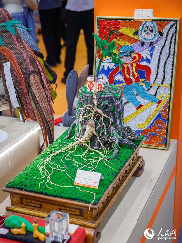 “吉林巧姐”展區展示的手工藝品。人民網記者 李洋攝