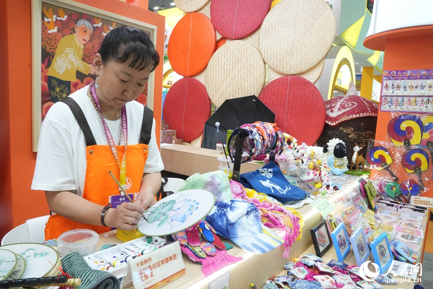 “巧姐”在展區中創作。人民網記者 李洋攝