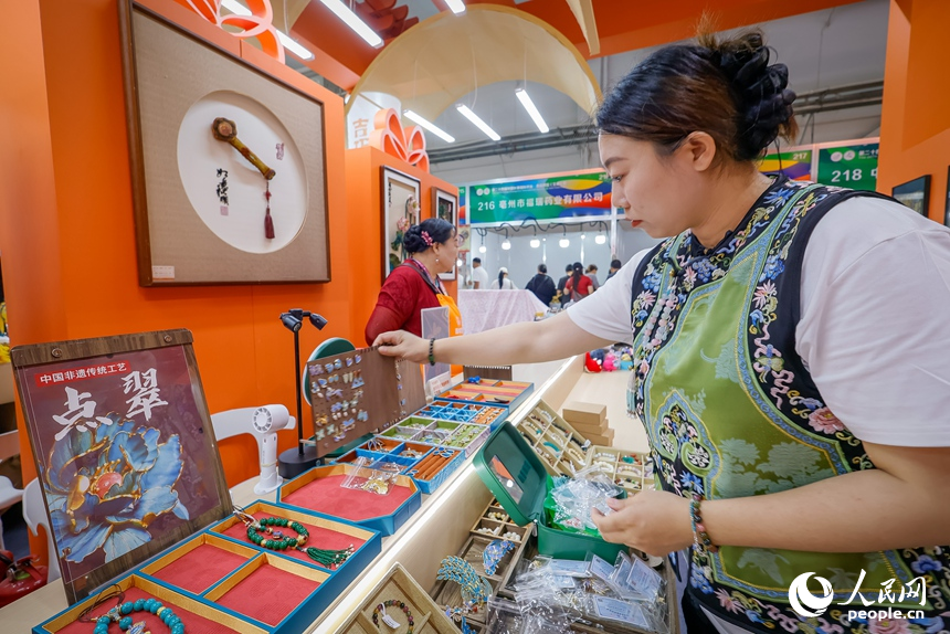 一名“巧姐”在展區布展。人民網記者 李洋攝