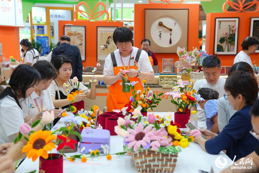在“吉林巧姐”的耐心指導下，游客化身“一日巧匠”，感受手作的樂趣。人民網記者 李洋攝