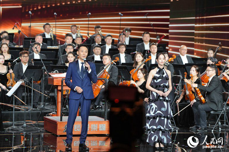 本屆電影節大使劉燁、形象大使張鈞甯講述《沃土為箋，光影成詩》。人民網記者 李洋攝