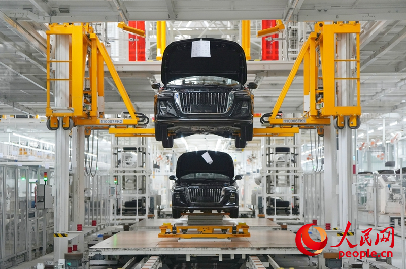 一汽紅旗繁榮工廠總裝車間裝配線。人民網記者 李洋攝