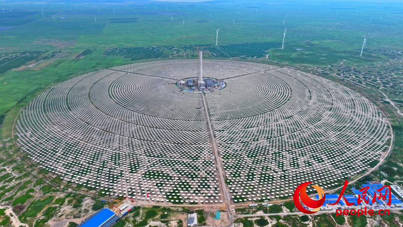 7月26日，吉西基地魯固直流140萬千瓦外送項目1單元光熱100MW工程正加緊施工。人民網記者 李洋攝