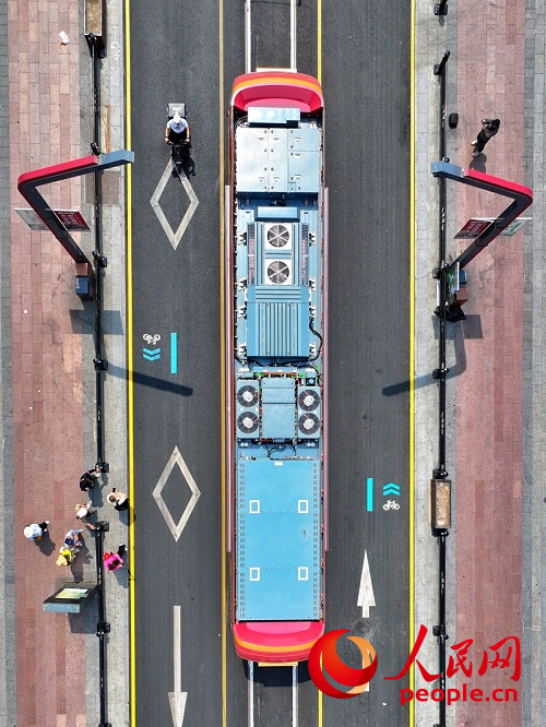 5月29日，由中車長客制造的氫能源文旅有軌列車“氫春號”在長春街頭亮相。人民網記者 李洋攝
