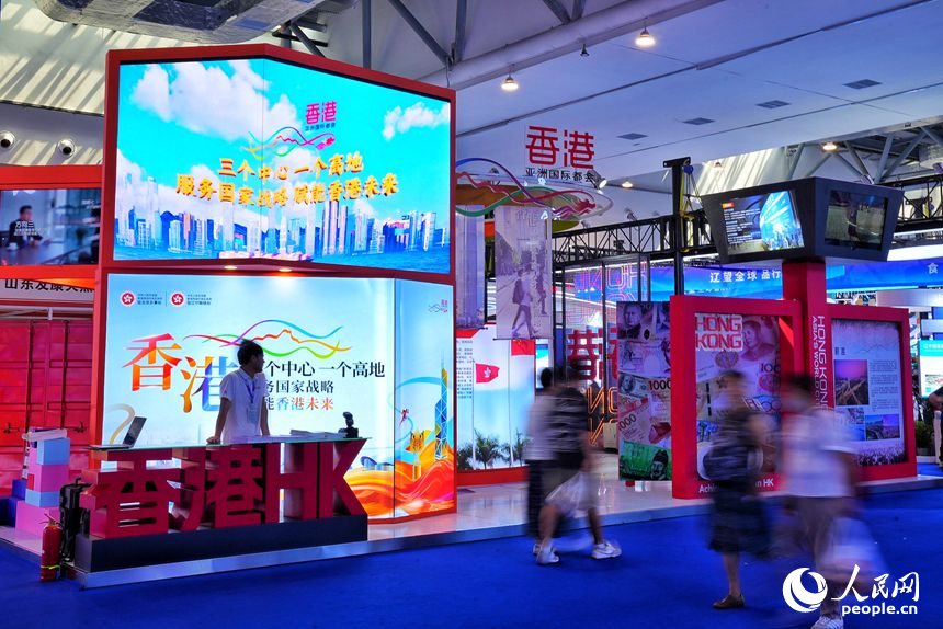 8月27日，參觀者在第十五屆中國—東北亞博覽會選購商品。人民網記者 李洋攝