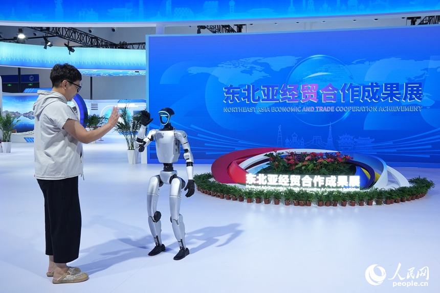 8月27日，第十五屆中國—東北亞博覽會上，觀眾與機器人互動。人民網記者 李洋攝
