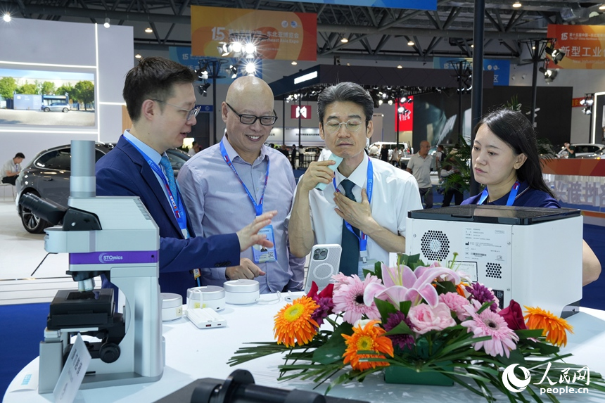 韓國客商在博覽會上試用新研發的超聲診斷儀。人民網記者 李洋攝