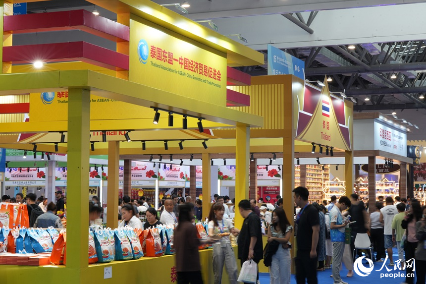 8月28日，參觀者在第十五屆中國—東北亞博覽會現場選購特色商品。人民網記者 李洋攝