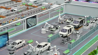 行進中國 | 給汽車“智造”裝上AI引擎輕點手機屏幕，線上完成專屬愛車的個性化配置，2秒鐘，數據到達生產車間……靜默的數字化變革高效啟動。在中國一汽的生產車間實時匯聚，全部流程均可實現智能化驅動。