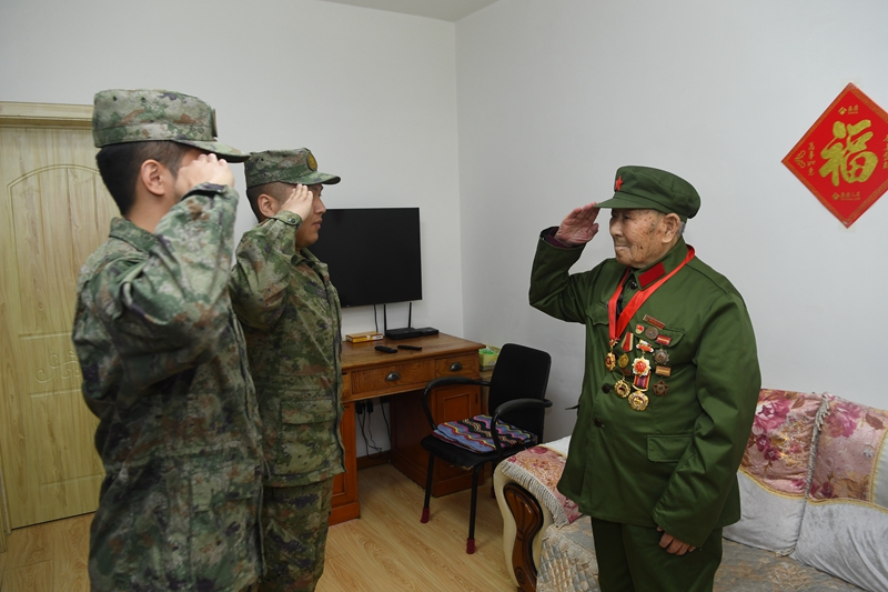 部隊官兵看望抗戰老兵張學芝