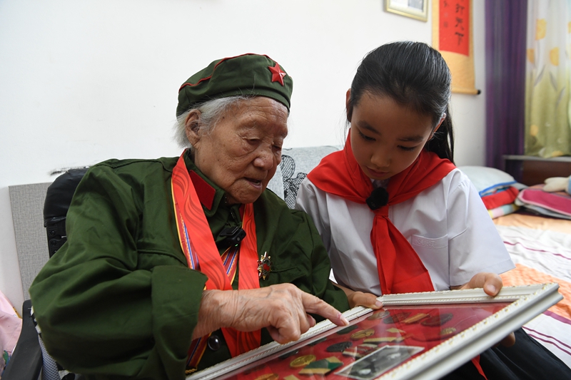 抗戰老兵陳茂芳為小學生講述自己抗戰經歷