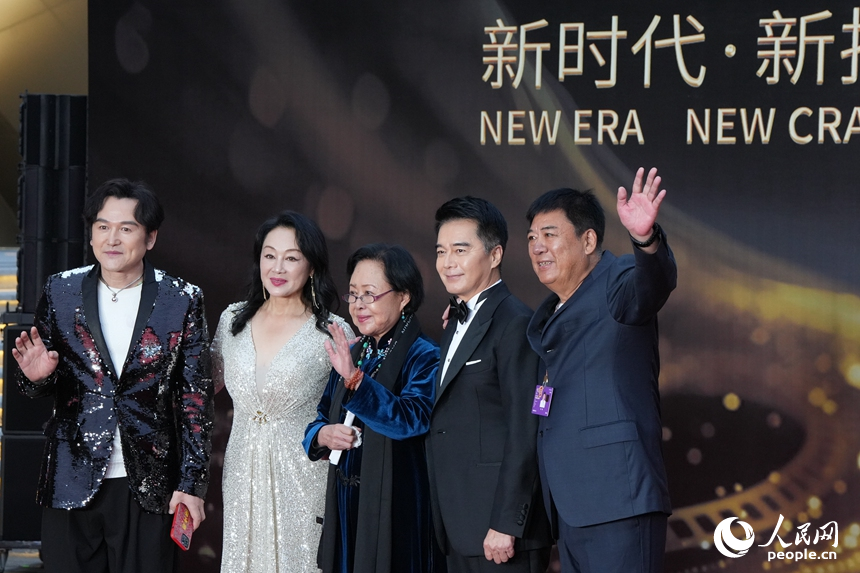 電影《人質列車》劇組走上電影節閉幕紅毯。人民網記者 李洋攝