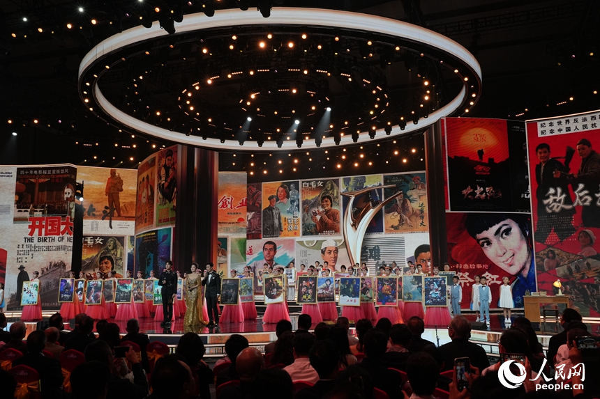 由長影出品的電影海報“齊聚一堂”。人民網記者 李洋攝