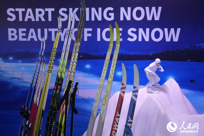 開放合作館展示的新型冰雪裝備。人民網記者 李洋攝