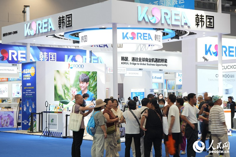 第十五屆中國—東北亞博覽會上，韓國展廳人流如織。人民網記者 李洋攝