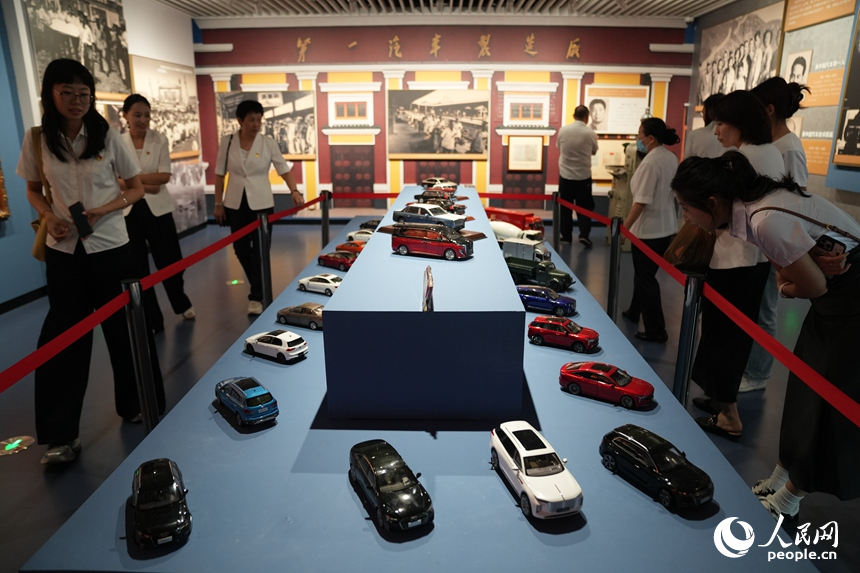 觀眾在“搖籃風采”展區了解新中國汽車工業發展的歷史。人民網記者 李洋攝