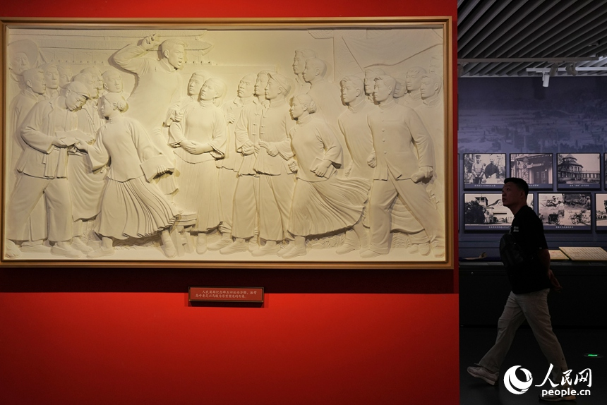 觀眾在展館內參觀。人民網記者 李洋攝