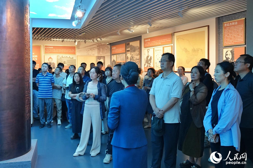 觀眾在展館內聆聽講解。人民網記者 李洋攝