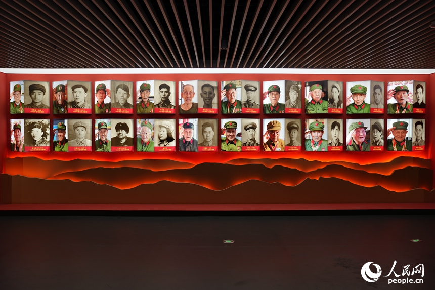 展館中展示的抗美援朝老兵照片墻。人民網記者 李洋攝