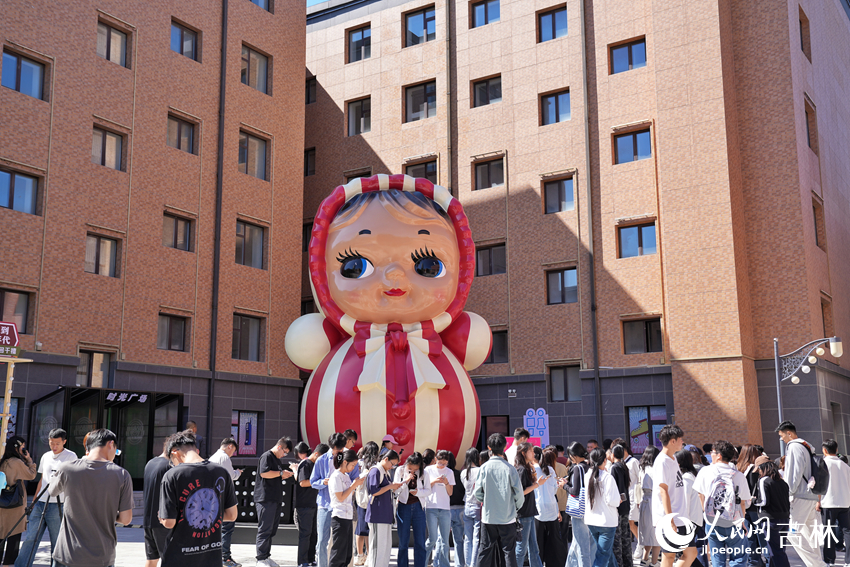 學生們紛紛參加線下答題活動。人民網記者 李洋攝