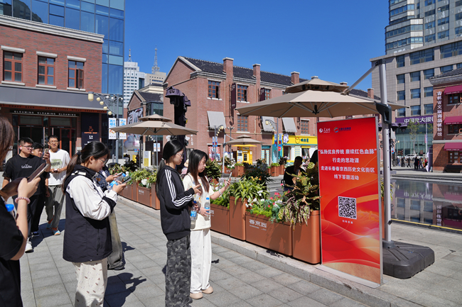 同學們掃碼答題。人民網記者 李洋攝