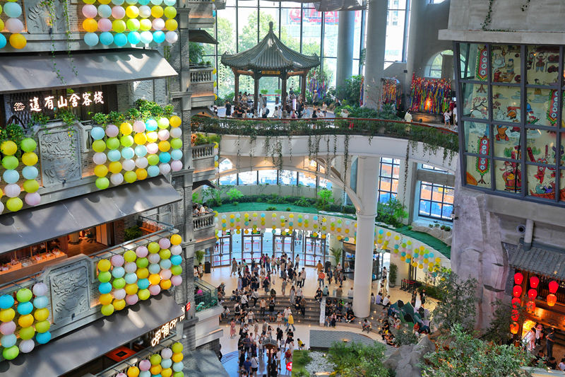 吉林長春“這有山”商場內，人流如織。人民網記者 李洋攝