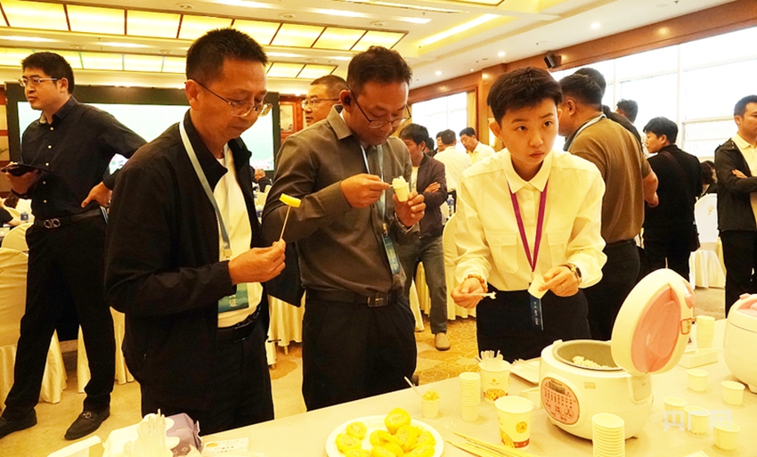 參會嘉賓試吃產品（舒震 攝）