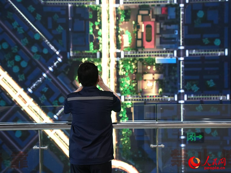 觀眾通過大屏幕欣賞長春城市美景。人民網記者 李洋攝