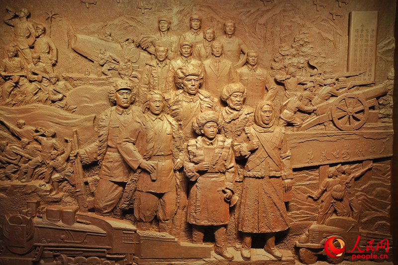 展館入口，展現吉林光輝歷程的大型浮雕。人民網記者 李洋攝