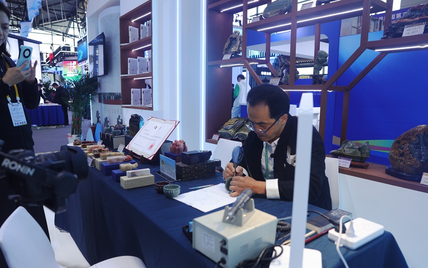 吉林省工藝美術大師竇茂忠微雕技藝展示