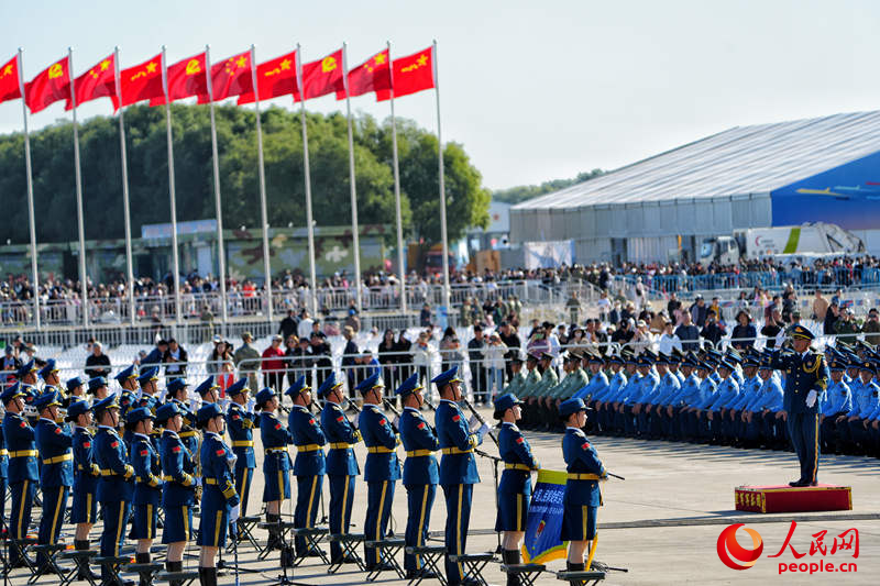 空軍軍樂隊首先帶來《制勝云巔》《無人智勝進行曲》等表演