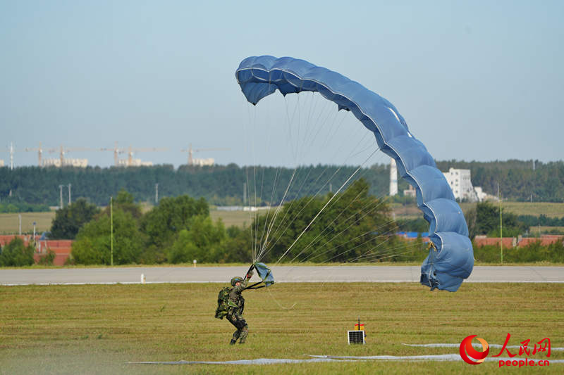 空中降落傘表演。人民網記者 李洋攝
