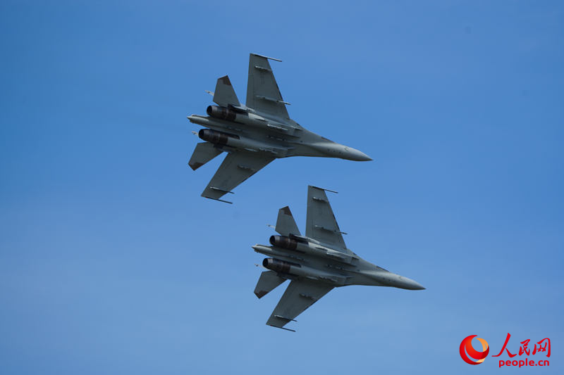 殲-16雙機表演。人民網記者 李洋攝
