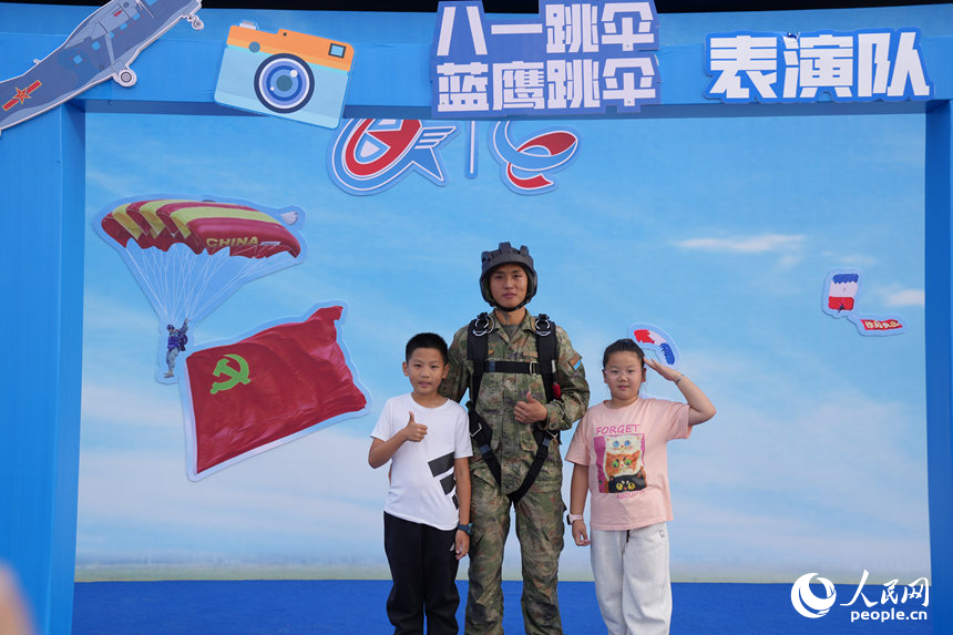 2025年空軍航空開放活動和長春航空展迎來首個公眾日。人民網記者 李洋攝