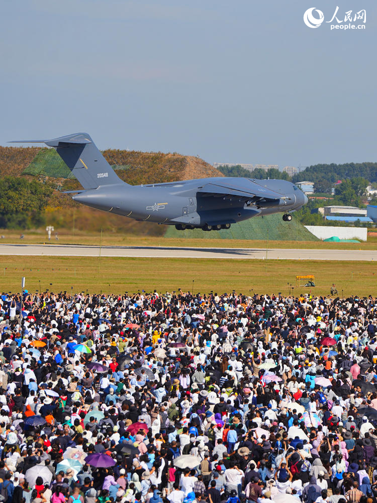 2025年空軍航空開放活動和長春航空展迎來首個公眾日。人民網記者 李洋攝