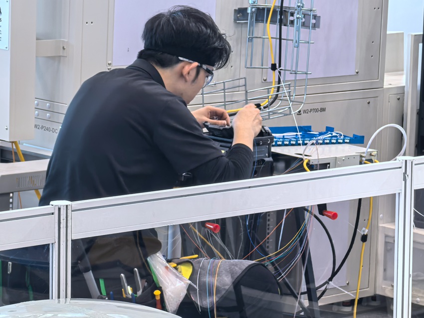 信息網絡布線項目比賽中，參賽選手進行線纜敷設、連接及相關基礎設施安裝配置的施工。人民網記者 王海躍攝