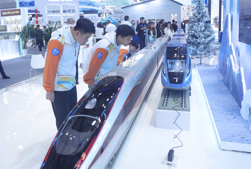 大賽參賽選手在吉林“智造”的高鐵模型前駐足。樊世才攝