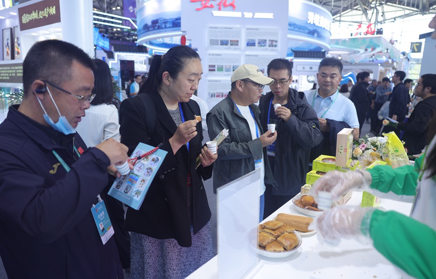 游客現場品嘗吉林特色糕點。人民網記者 王海躍攝