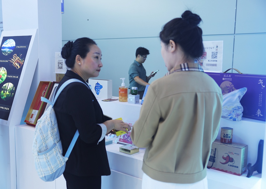 游客在吉林人參等道地藥材精深加工品展位前咨詢。張羽攝