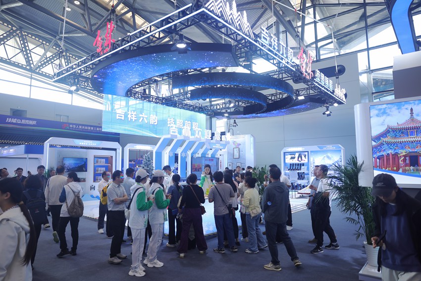 第三屆全國技能大賽國家成果展吉林省展示交流區人頭攢動。人民網記者 王海躍攝